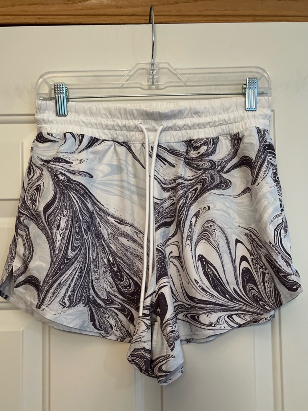 Women’s Atheleta Sumi marble print light weight active shorts. Cream gray blue